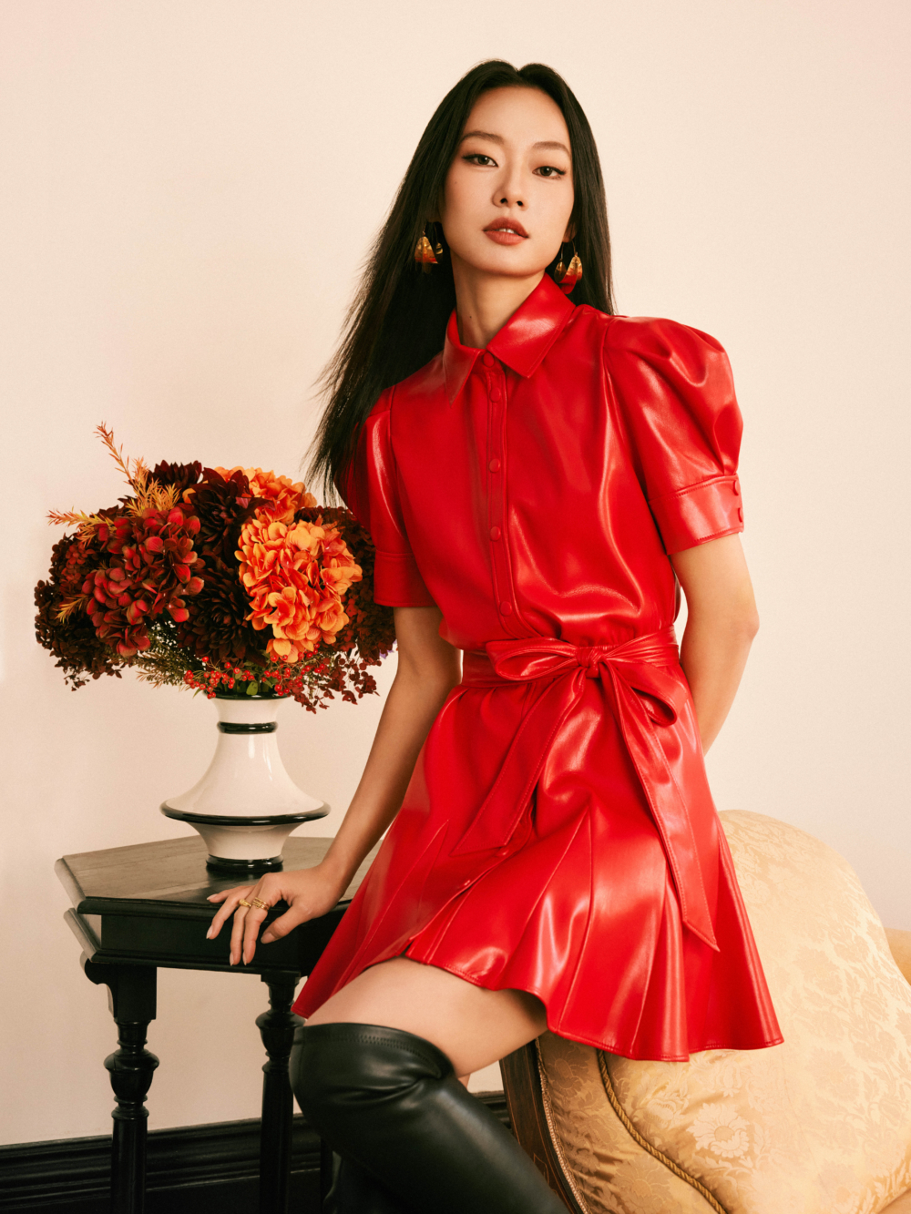 全紅色的洋裝造型。