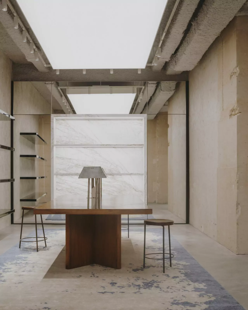 岩石牆面更讓整個空間展現一種寧靜又帶有個性的時尚氛圍。