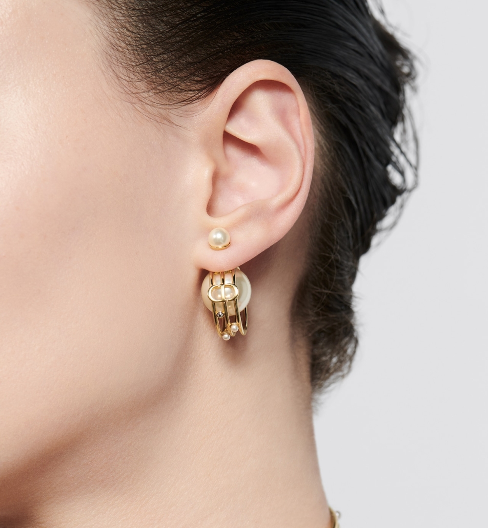 模特兒演繹Dior Tribales Earrings。