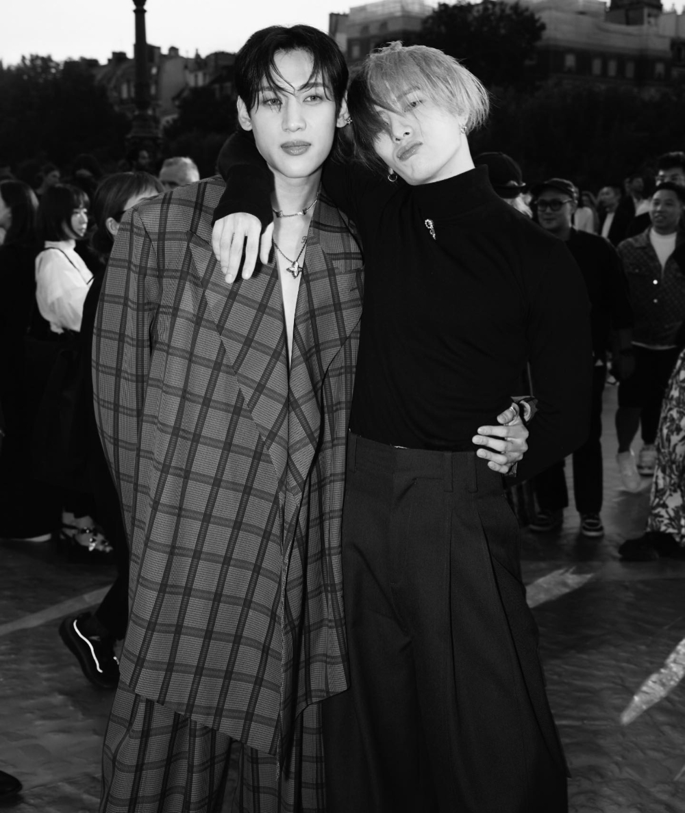 BamBam和Jackson在男裝秀場驚喜擁抱