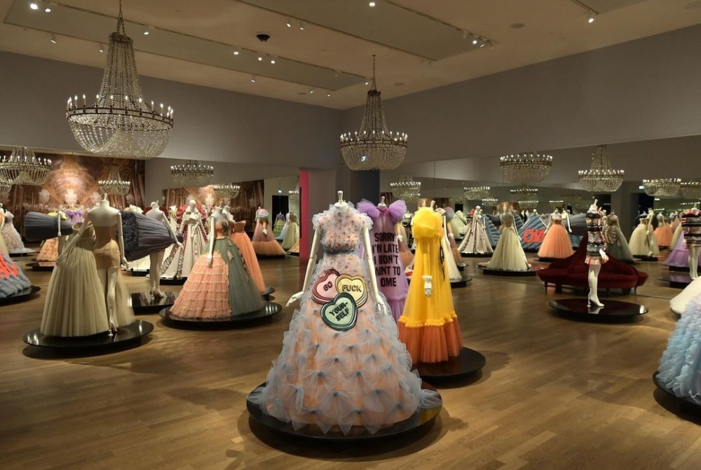 讓我們能夠近距離的欣賞到時尚設計。