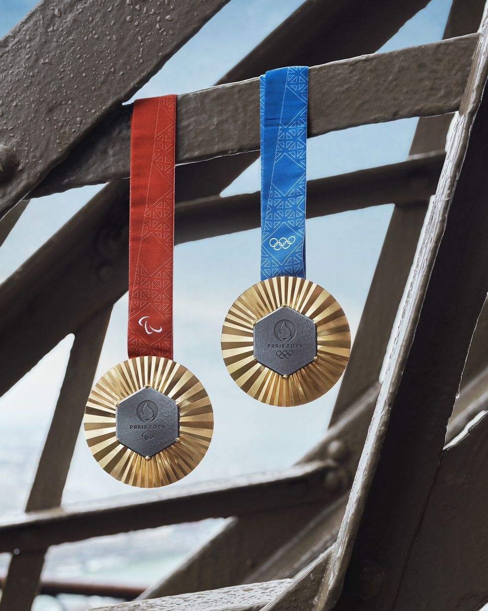 中央鐵片取自巴黎埃菲爾鐵塔翻新時留下的金屬材料