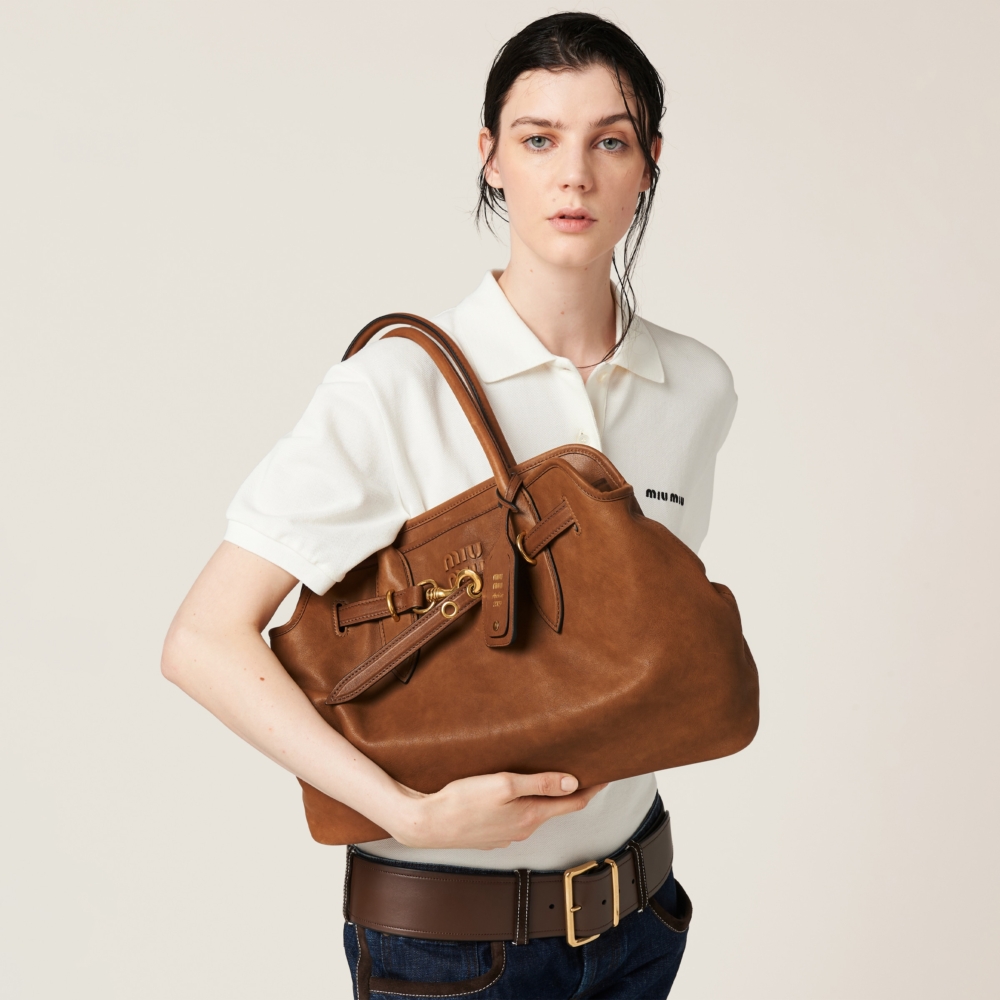 模特兒詮釋無論是肩背或手拎都非常實用。