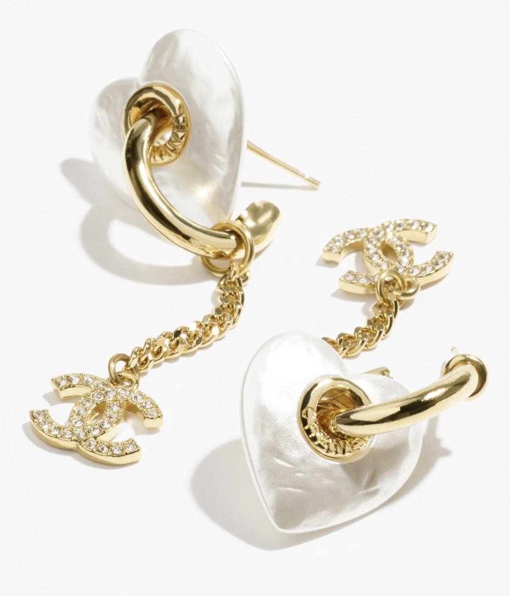 垂墜式的設計隨不同搖擺弧度散發璀璨的光芒。