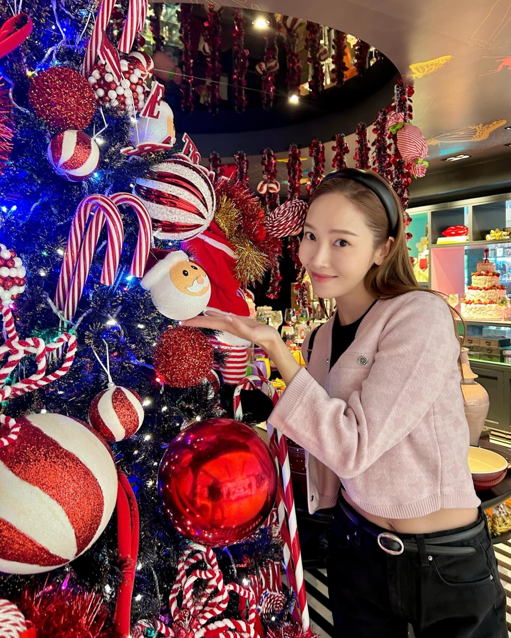 約會穿搭技巧:溫柔感針織外套、兩件式套裝短裙、粗花呢面料