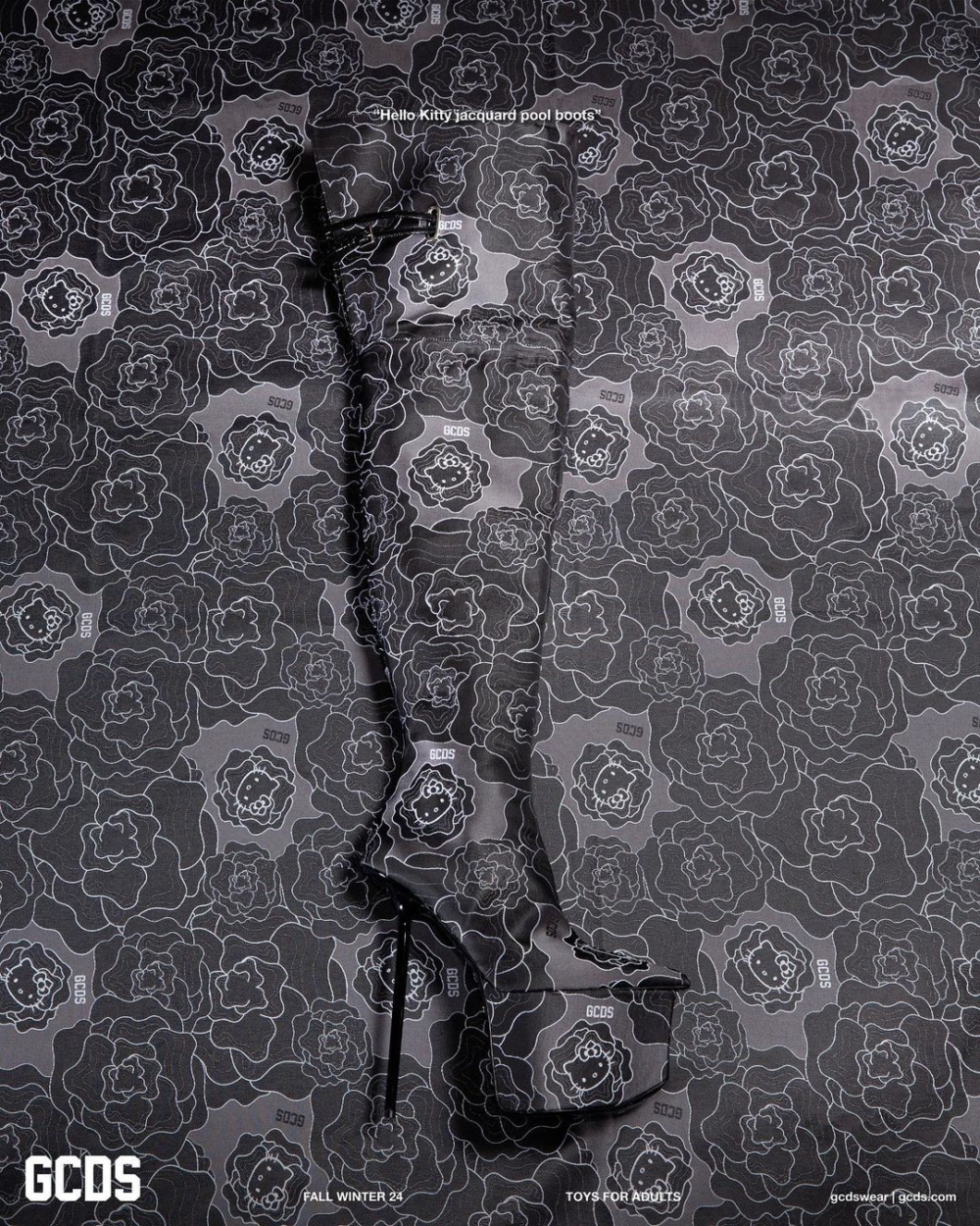 Hello Kitty jacquard Pool Boots。
