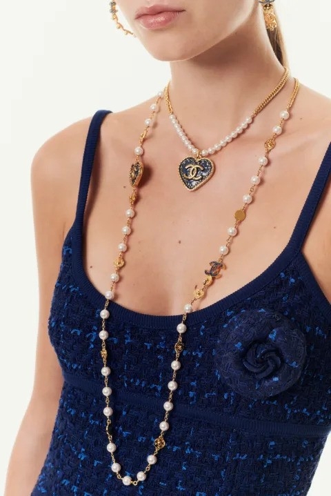 模特兒詮釋CHANEL PENDANT NECKLACE。