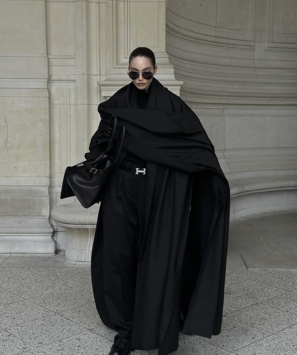 俐落又時尚的黑色氣息亮相街頭。