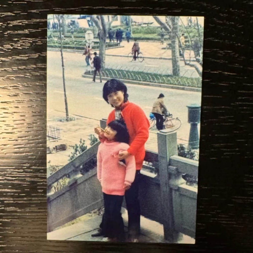 湯唯分享自己小時候與媽媽的合照