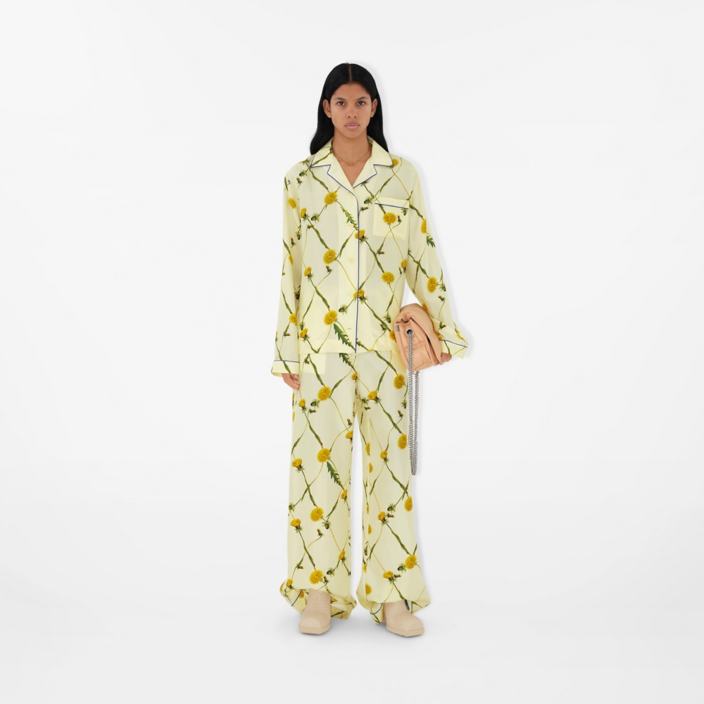 可以手提也能用手捧的方式攜帶。