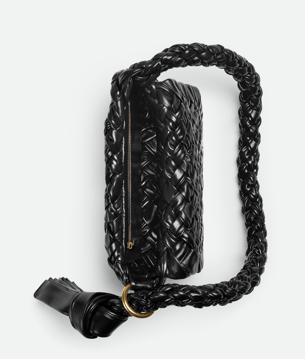 採用頂級小牛皮以全皮革製成。