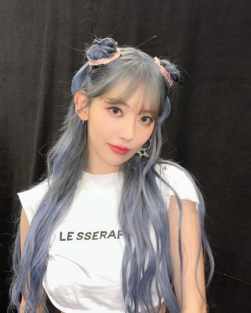 LE SSERAFIM的成員「小櫻花」宮脇咲良也染上一頭藍灰髮色