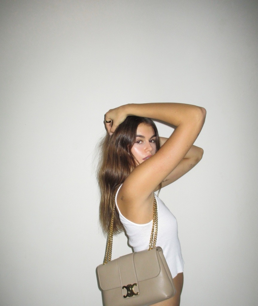 全新VICTOIRE手袋承傳MAISON CELINE的風格精髓。