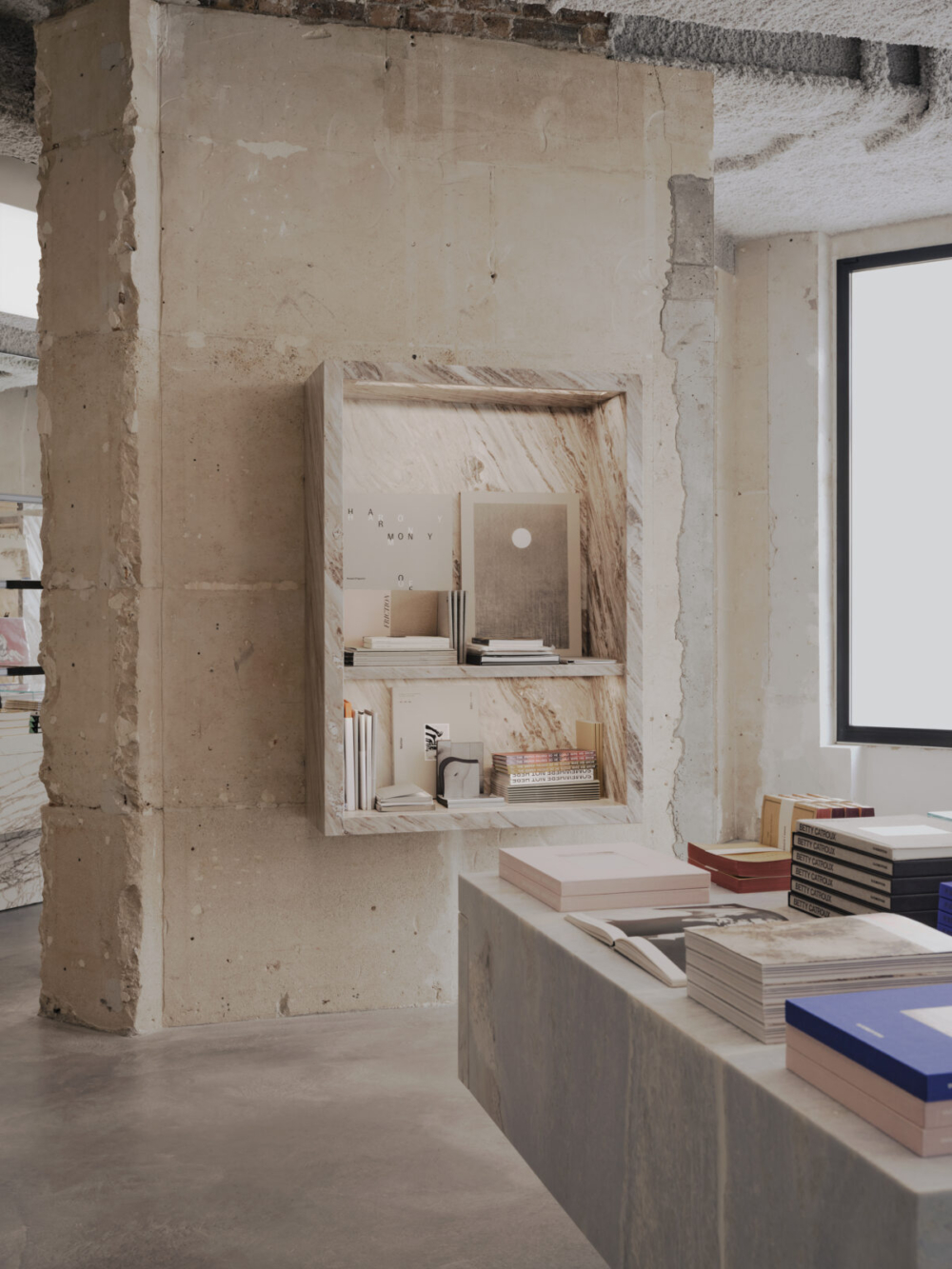 集結了全世界稀有的書籍和絕版的出版物、唱片。