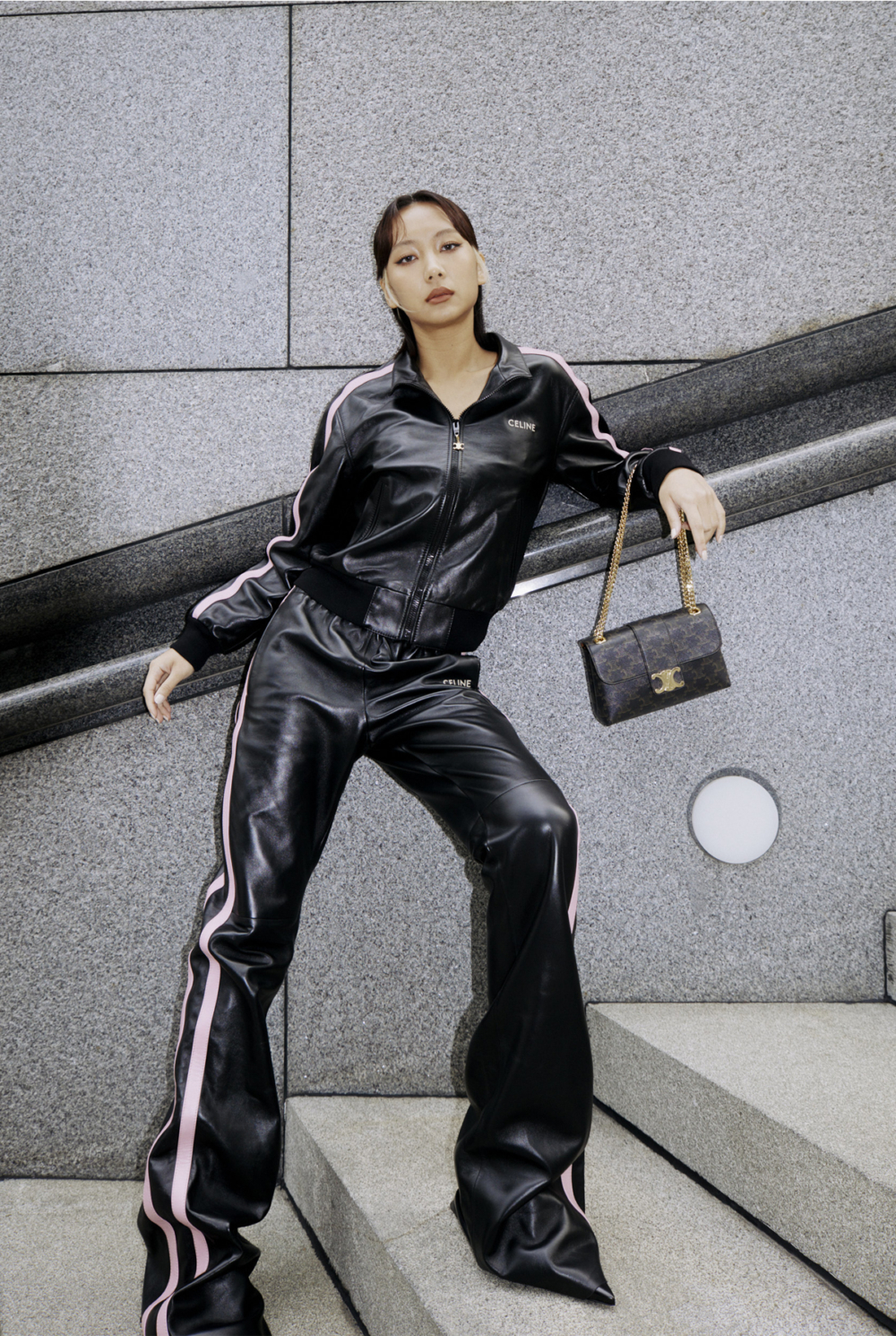 手袋背部縫製結構呈現出側面一個倒置的T型。