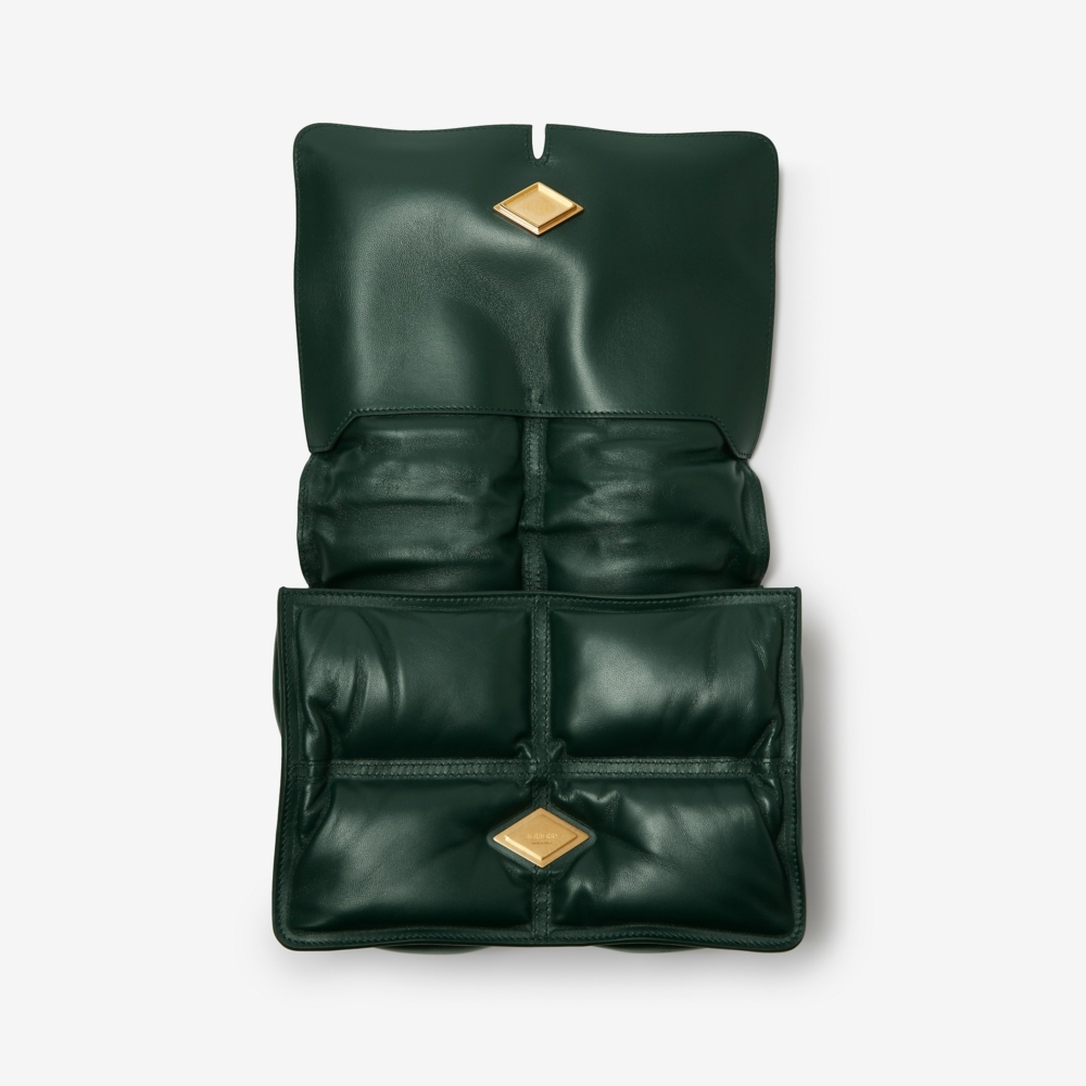 選用蓬軟的納帕皮革打造。