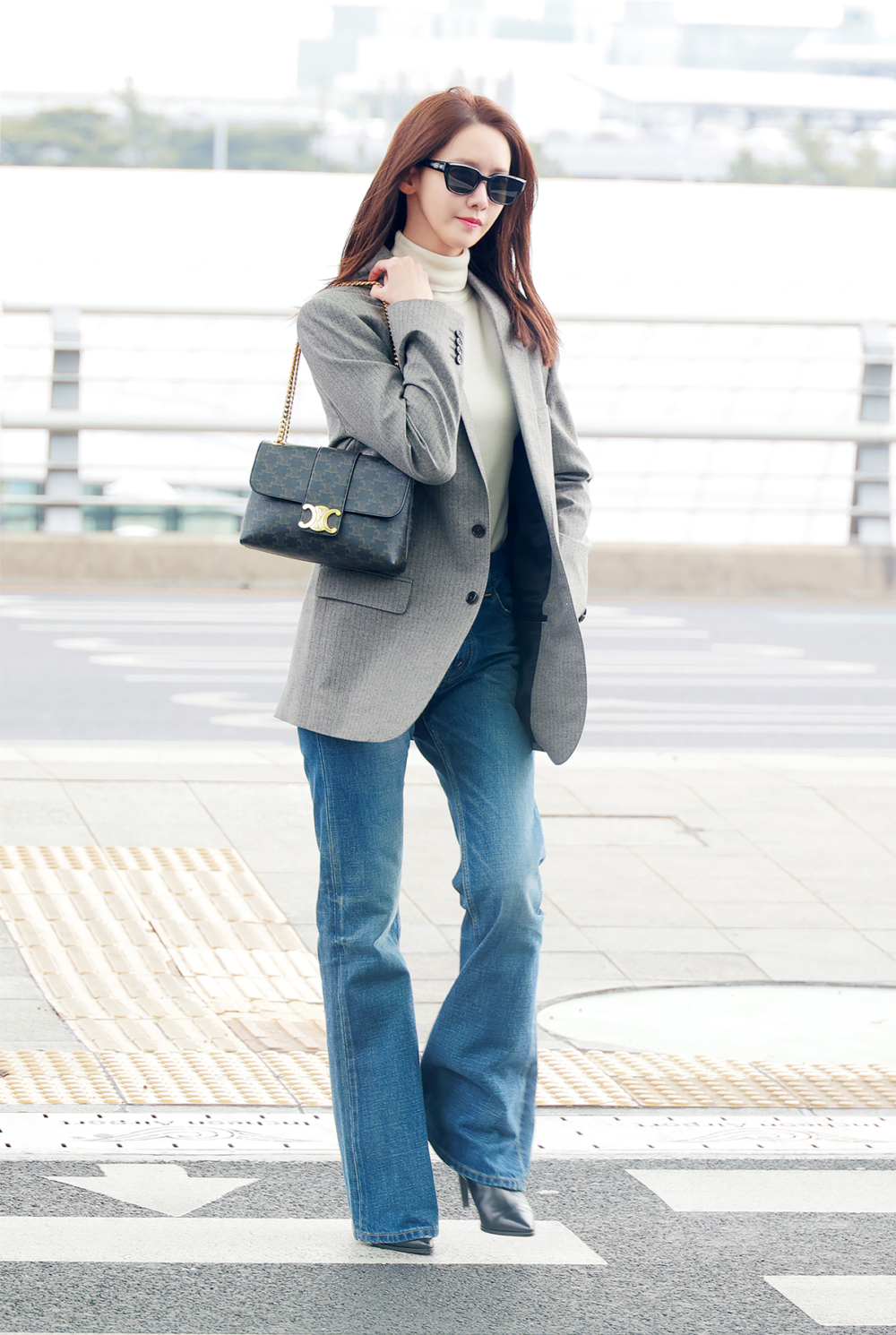 現代感的風格設計與標誌性的柔軟皮革相得益彰。