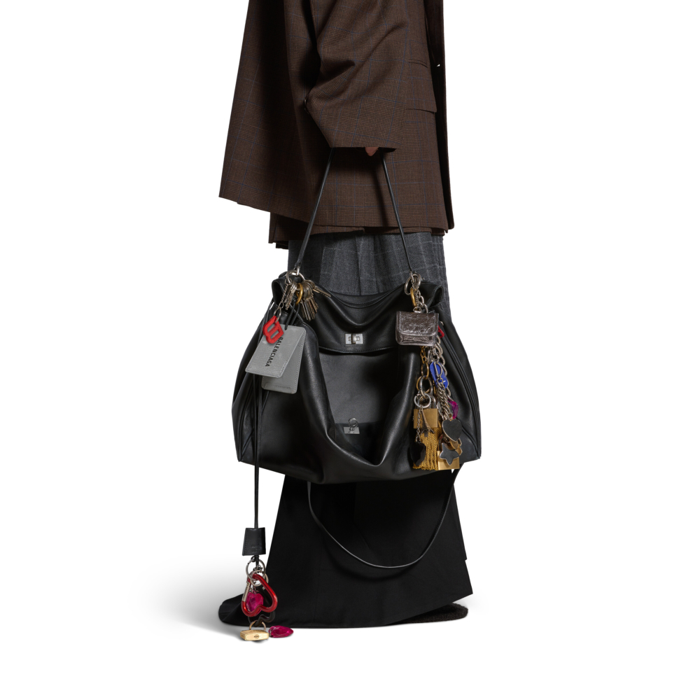 模特兒演繹Rodeo Large Handbag Used Effect With Charms in Black。