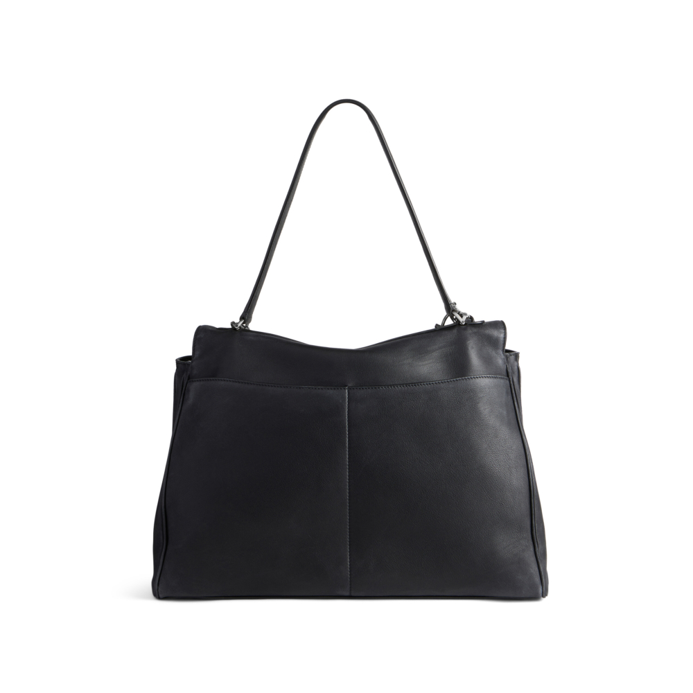 細節設計包含一個手柄及可拆卸的肩帶。