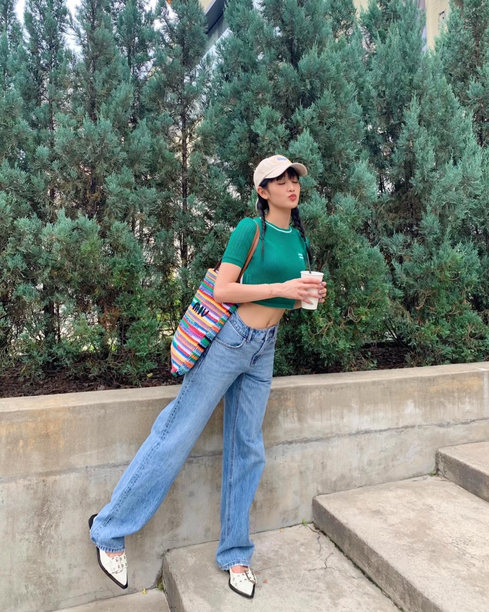 約會穿搭技巧:短版上衣、Bra Top背心上衣、牛仔單品