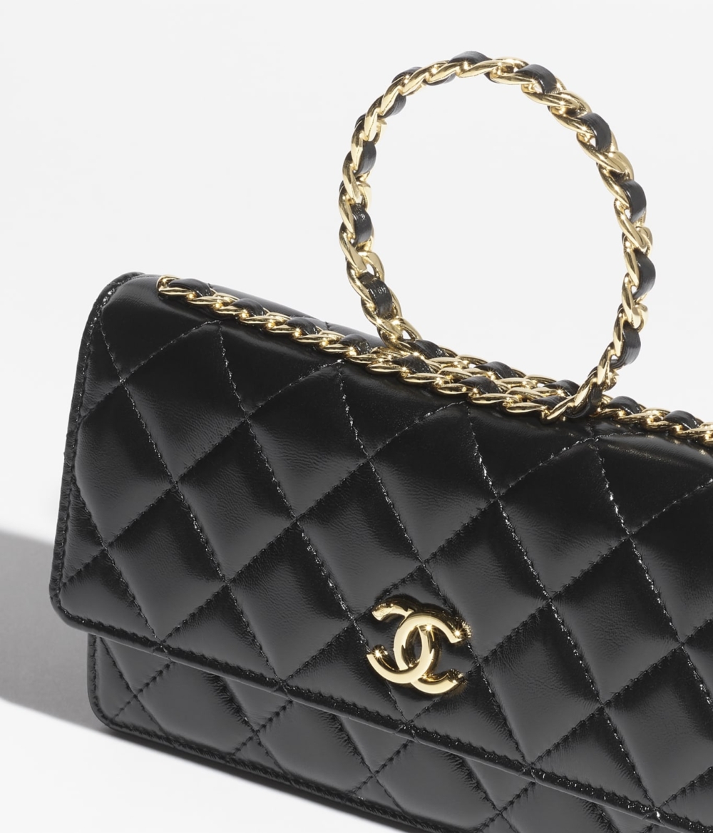 搭配手提把及金屬鏈條帶。