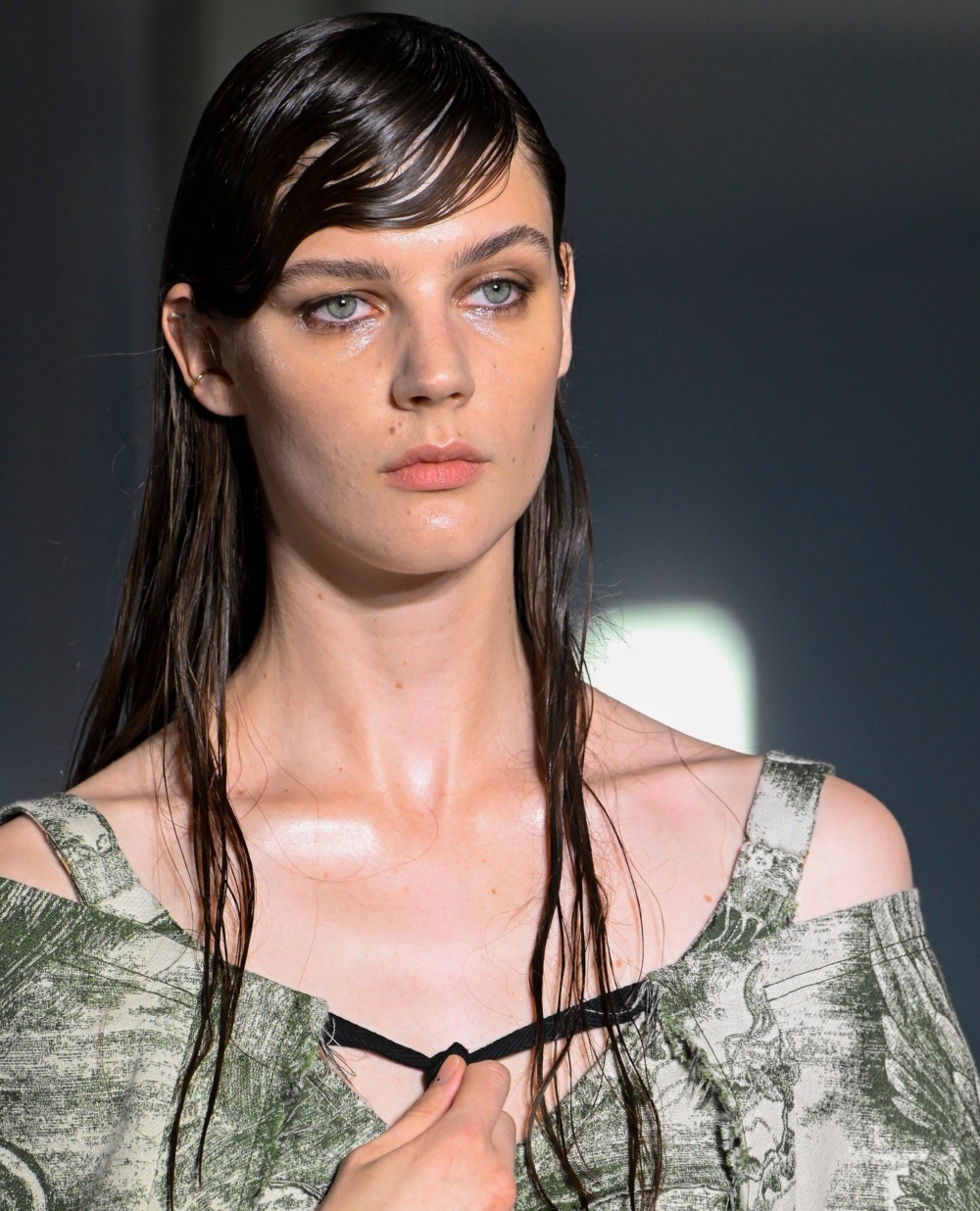 Jason Wu 2024秀上,宛如以手指梳化出濕漉漉的波浪與清新、有光澤的妝容