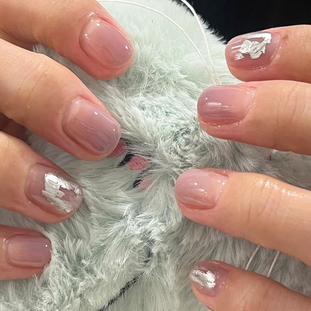 帶有輕透感的透明指彩加上銀色色塊的組合