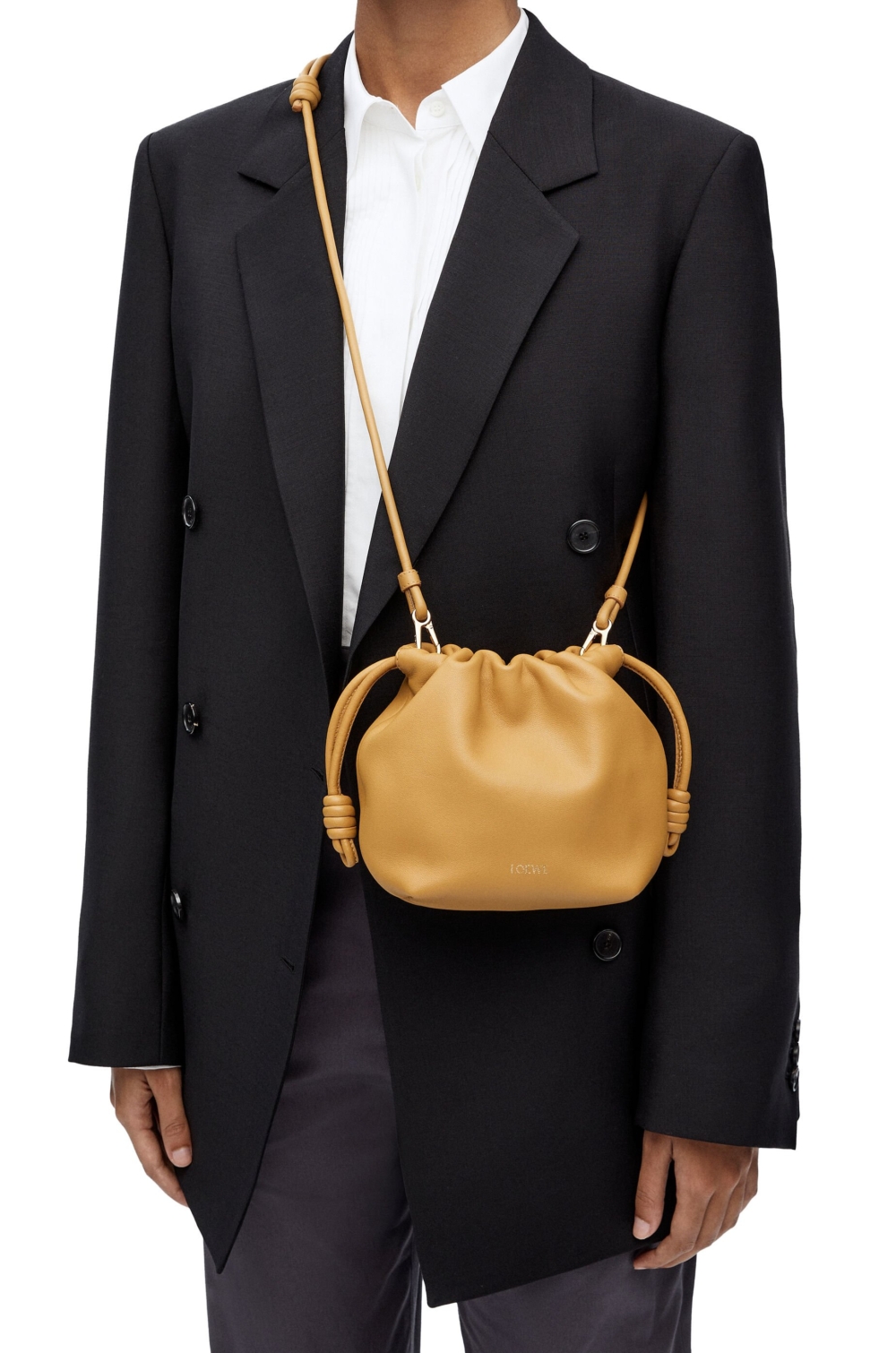 模特兒詮釋Mini Flamenco Purse Bag撒哈拉色。