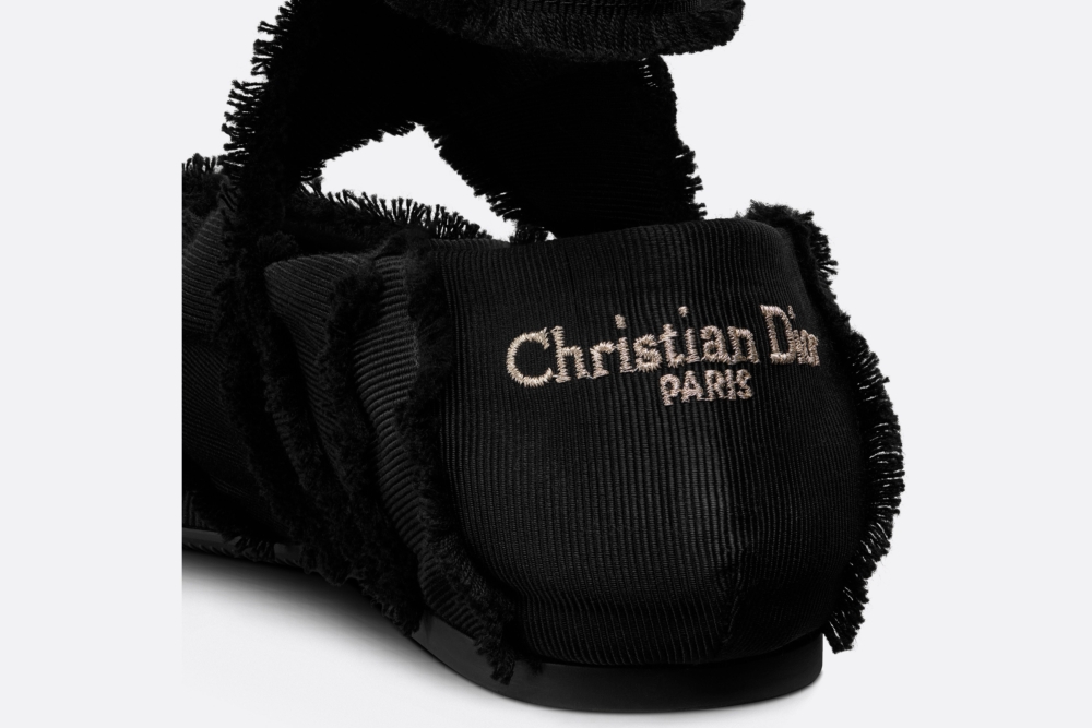 柔軟鞋跟刺繡有金色Christian Dior Paris標誌