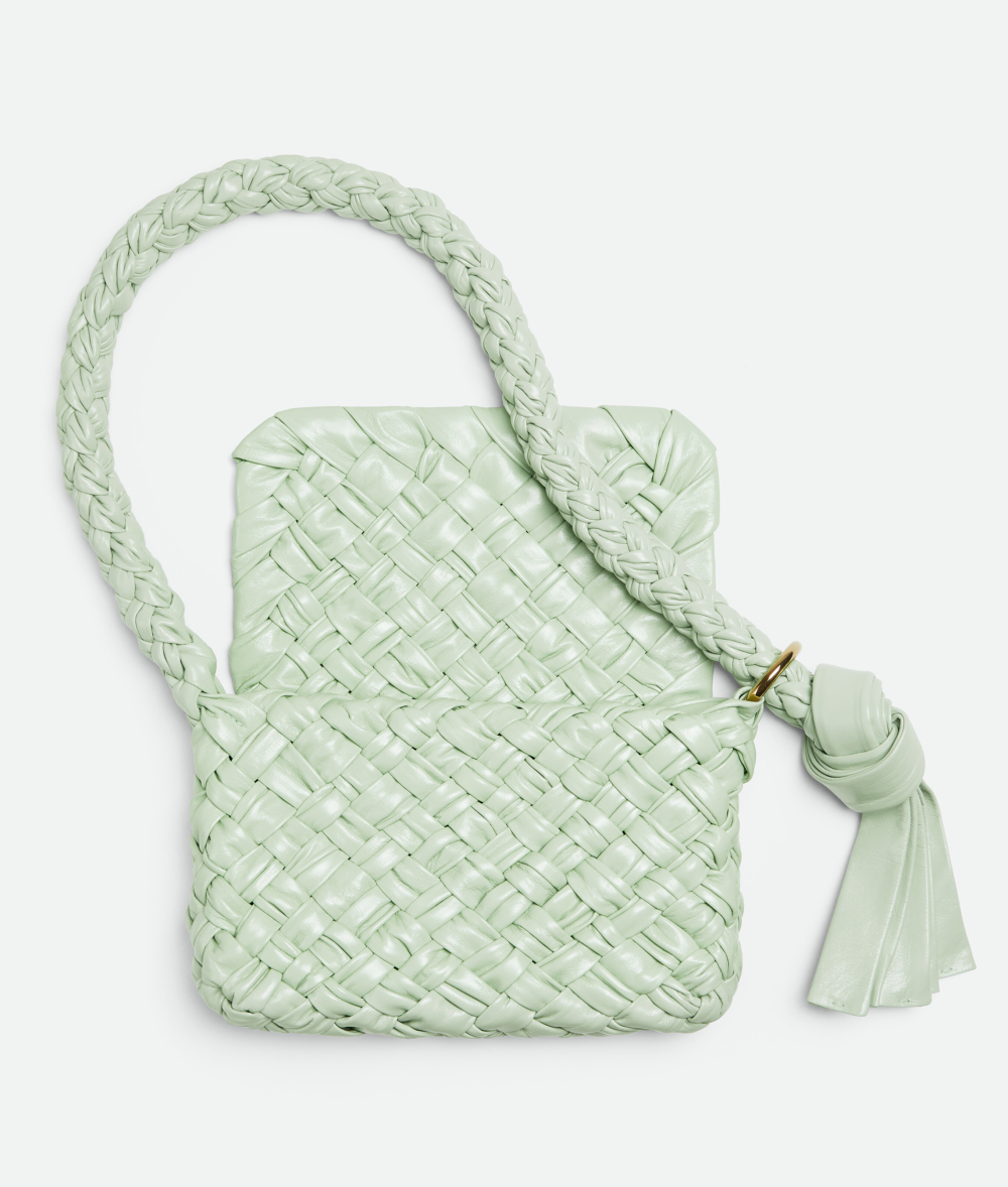 配有滑動肩帶和金屬色元素細節。