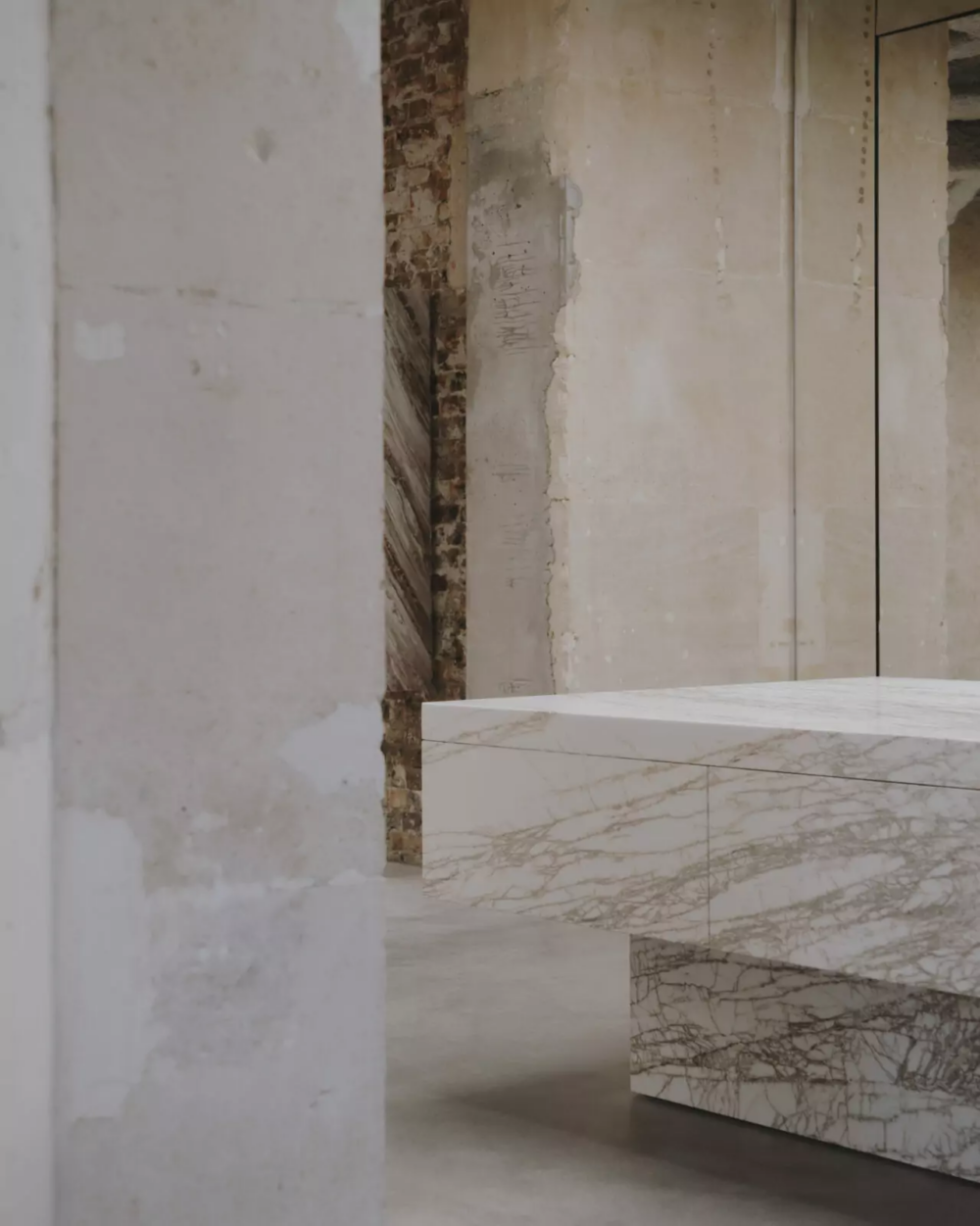 光滑的大理石櫃檯與金屬書架和風化的混凝土牆對接。