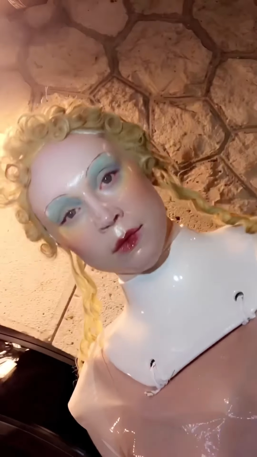 精緻又充滿破碎感的「陶瓷娃娃妝」