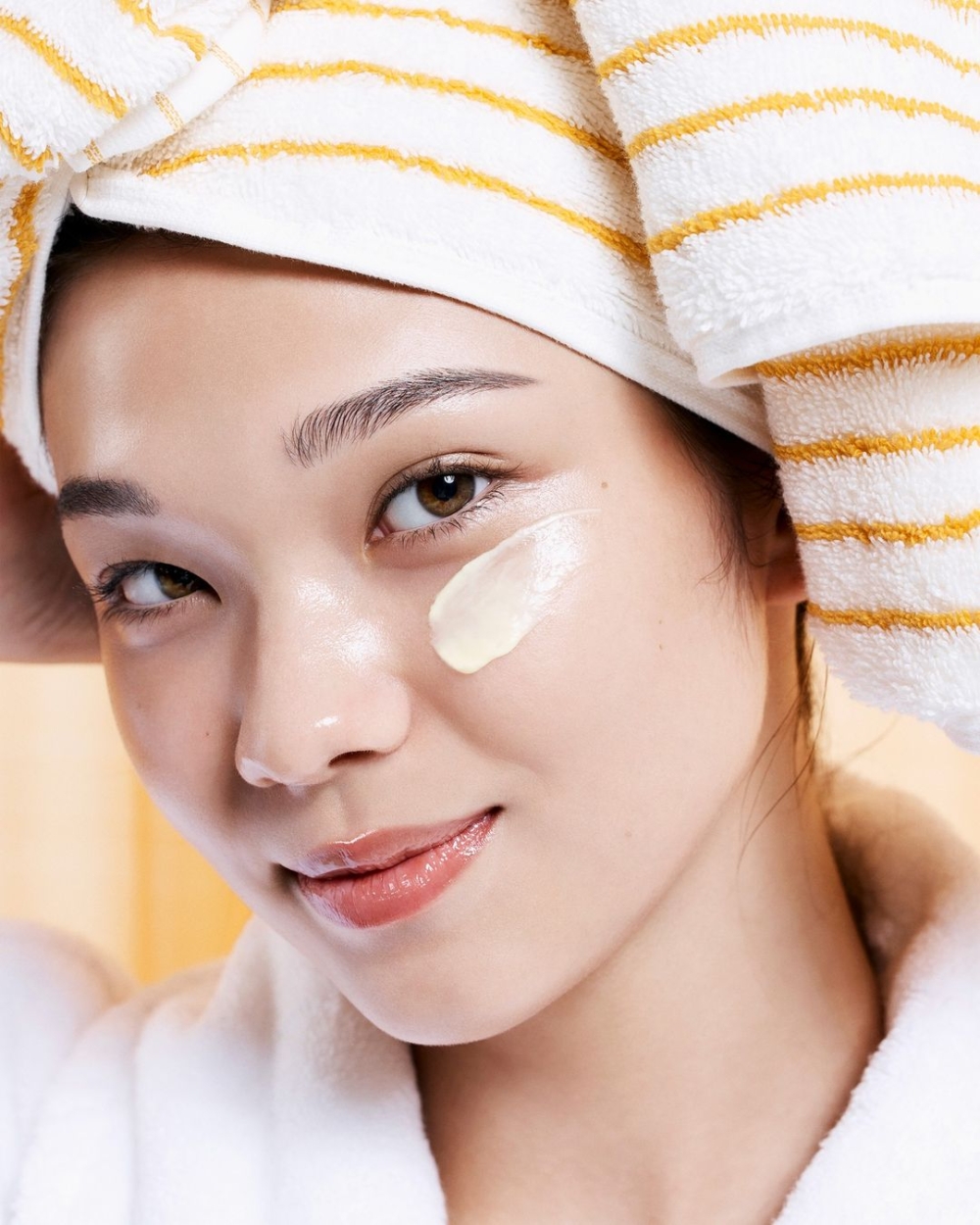 最後，幫肌膚保濕，收毛孔，打造水潤光感肌。