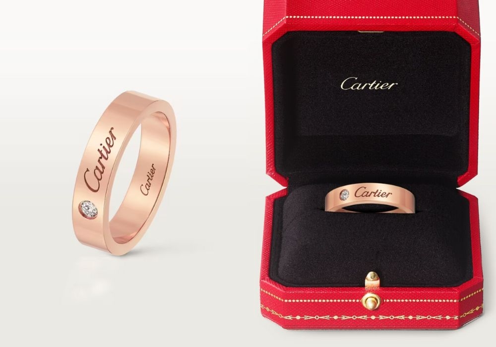 溫柔的玫瑰金款式C de Cartier結婚戒指，也能成為你們的愛情信物。