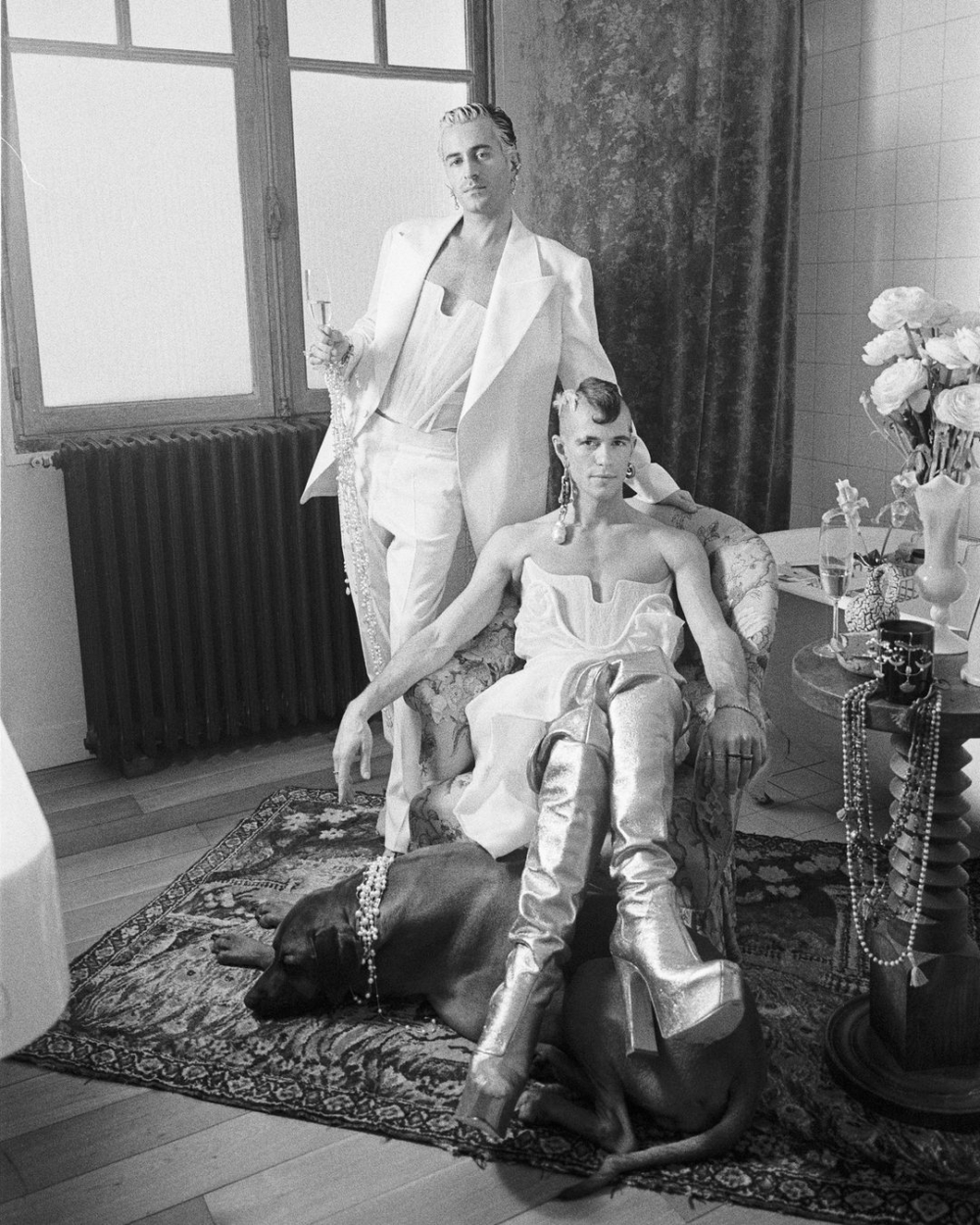 Vivienne Westwood Bridal Couture 2024也展示了一系列男裝造型