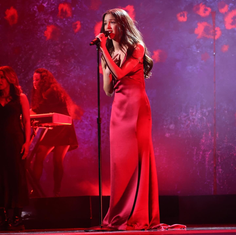 Olivia Rodrigo表演時換上一身亮眼紅色禮服
