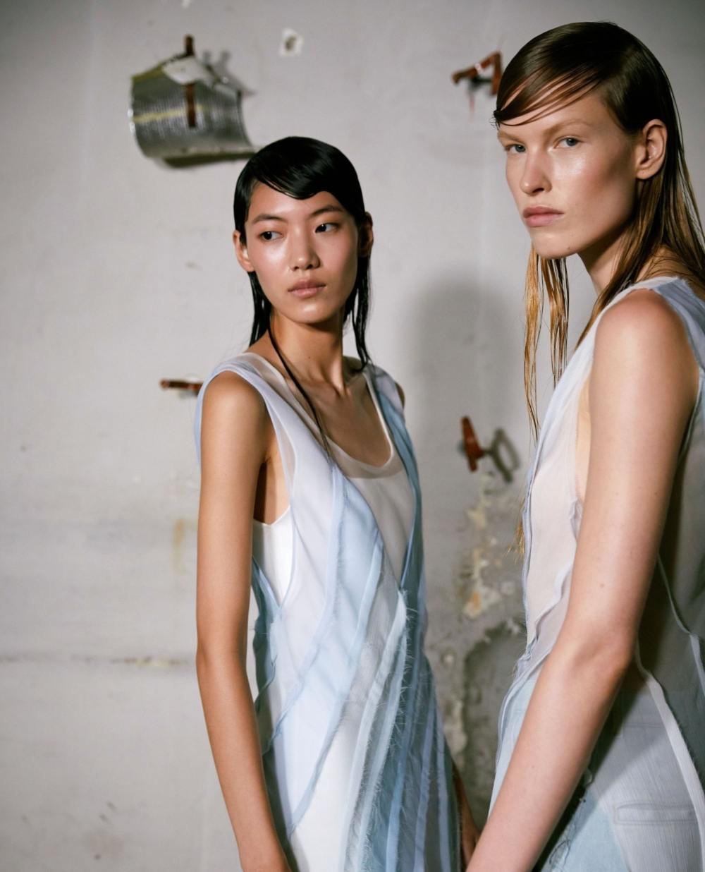 Jason Wu 2024秀上,宛如以手指梳化出濕漉漉的波浪與清新、有光澤的妝容