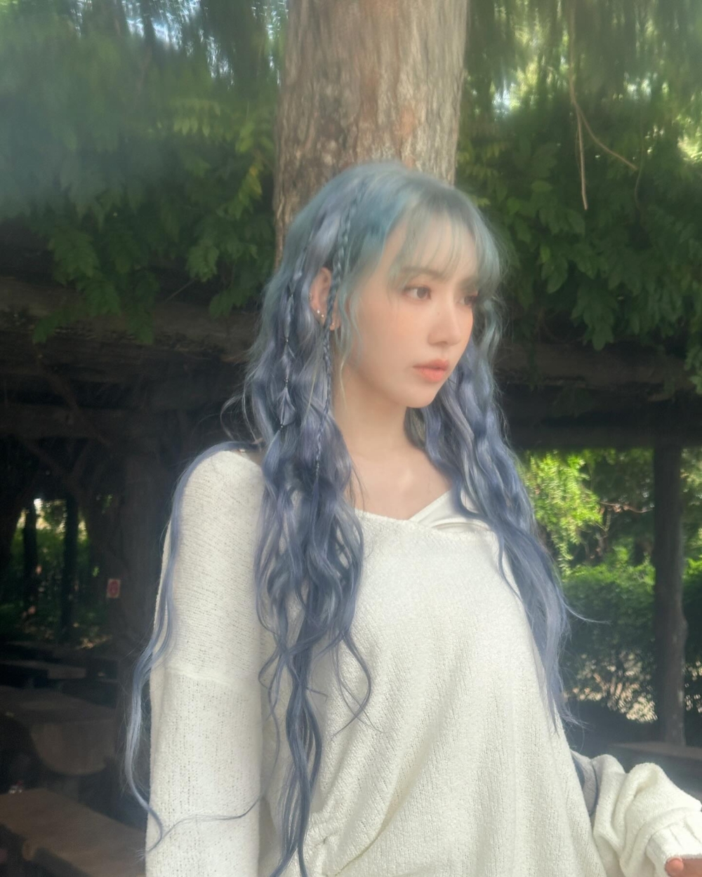 LE SSERAFIM的成員「小櫻花」宮脇咲良也染上一頭藍灰髮色