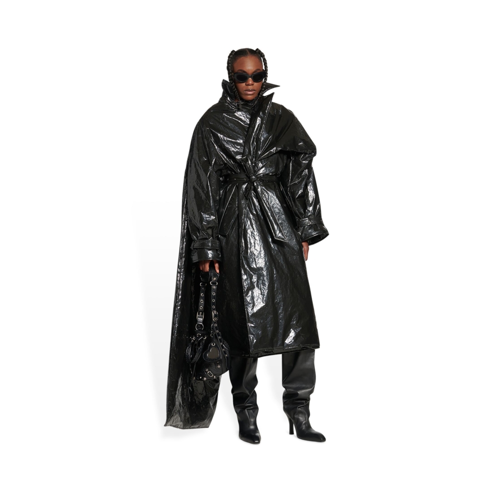 模特兒詮釋LE CAGOLE XS BUCKET BAG。