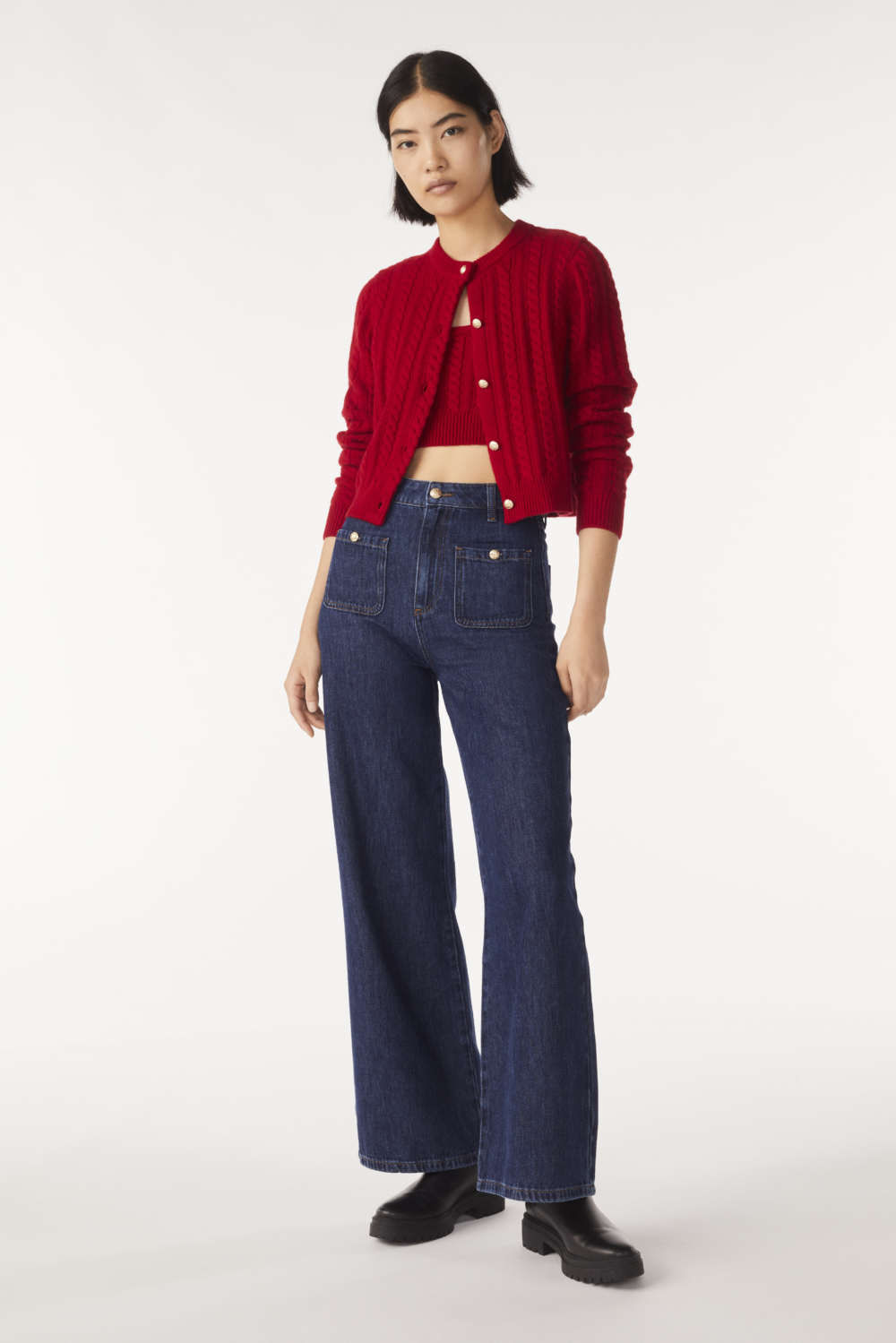 紅色加上牛仔褲的時髦穿搭。