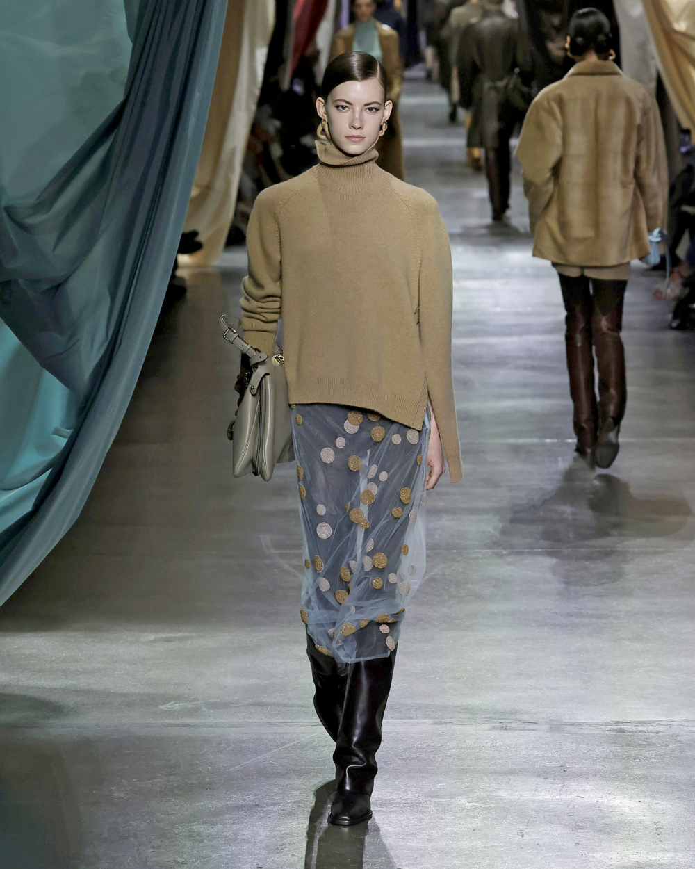 輕盈、通風、圓點圖案，與深沉色調形成俏皮而精緻的對比