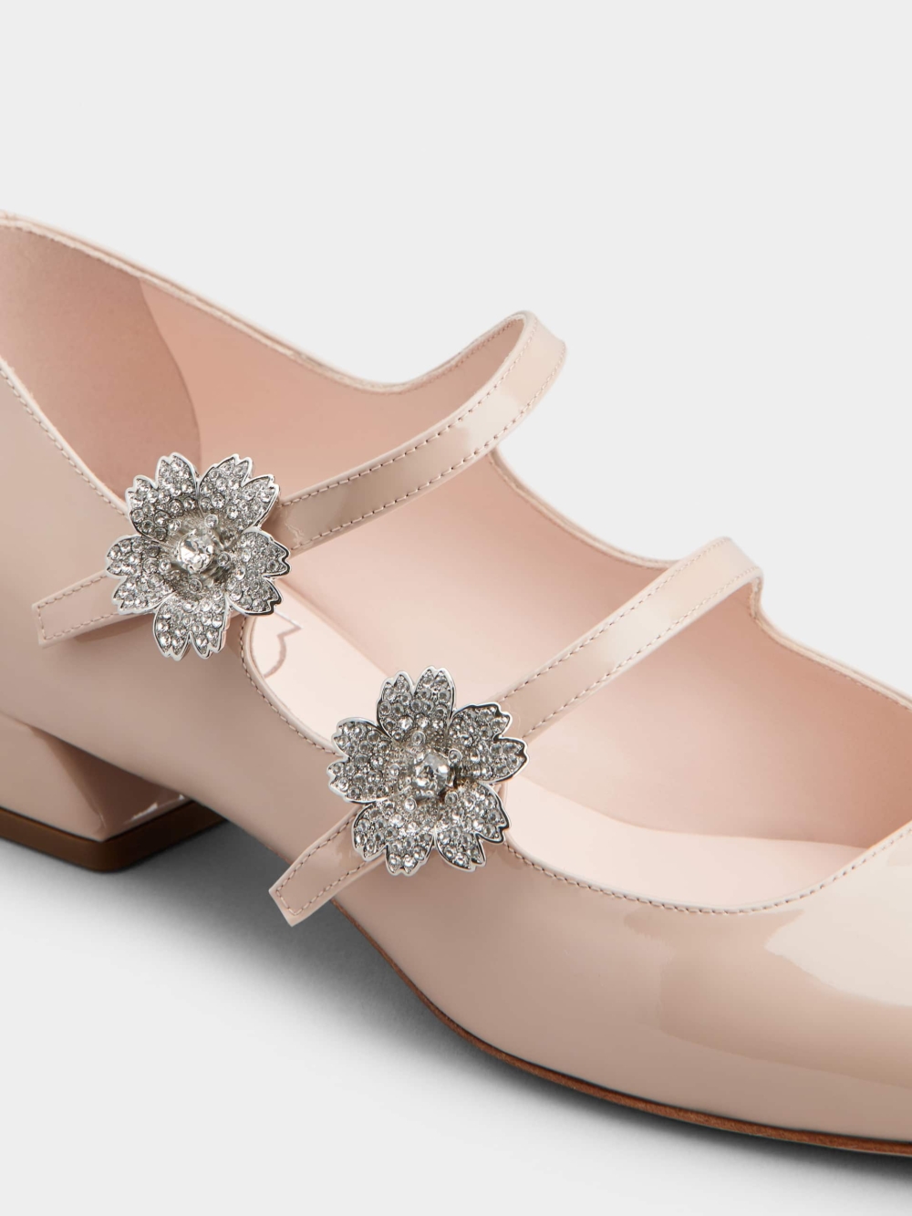 換上一雙搭配金屬與水晶裝飾等亮眼細節的Mary Janes