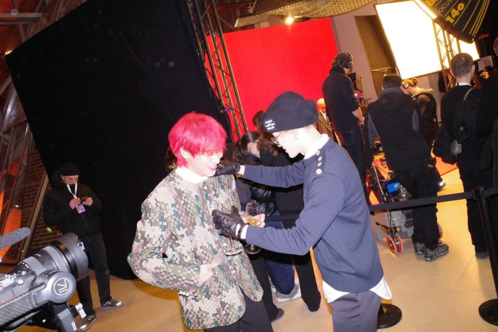 與王嘉爾多張合影盡顯親近交情