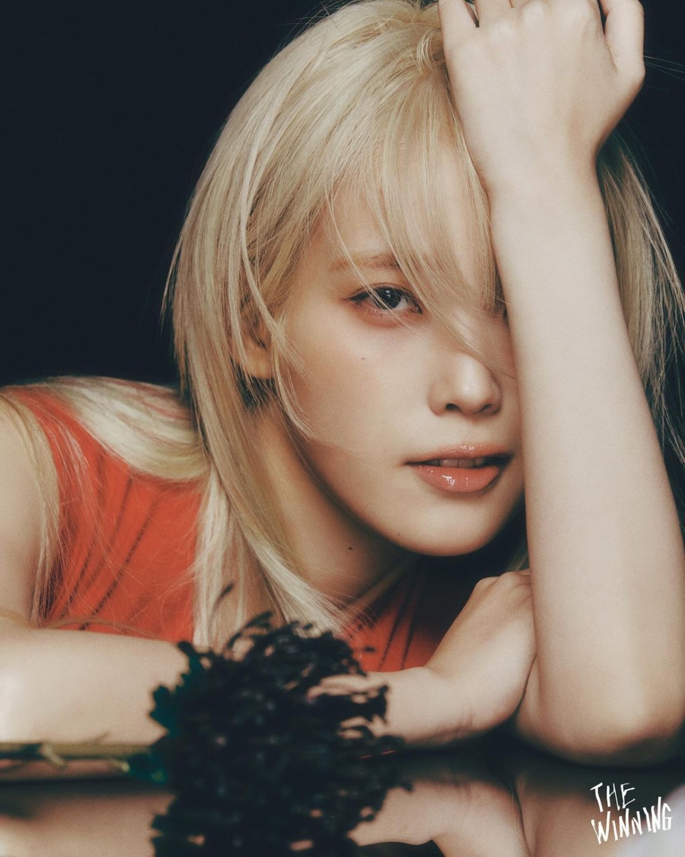 IU為新專輯《The Winning》換上仙氣的金髮。