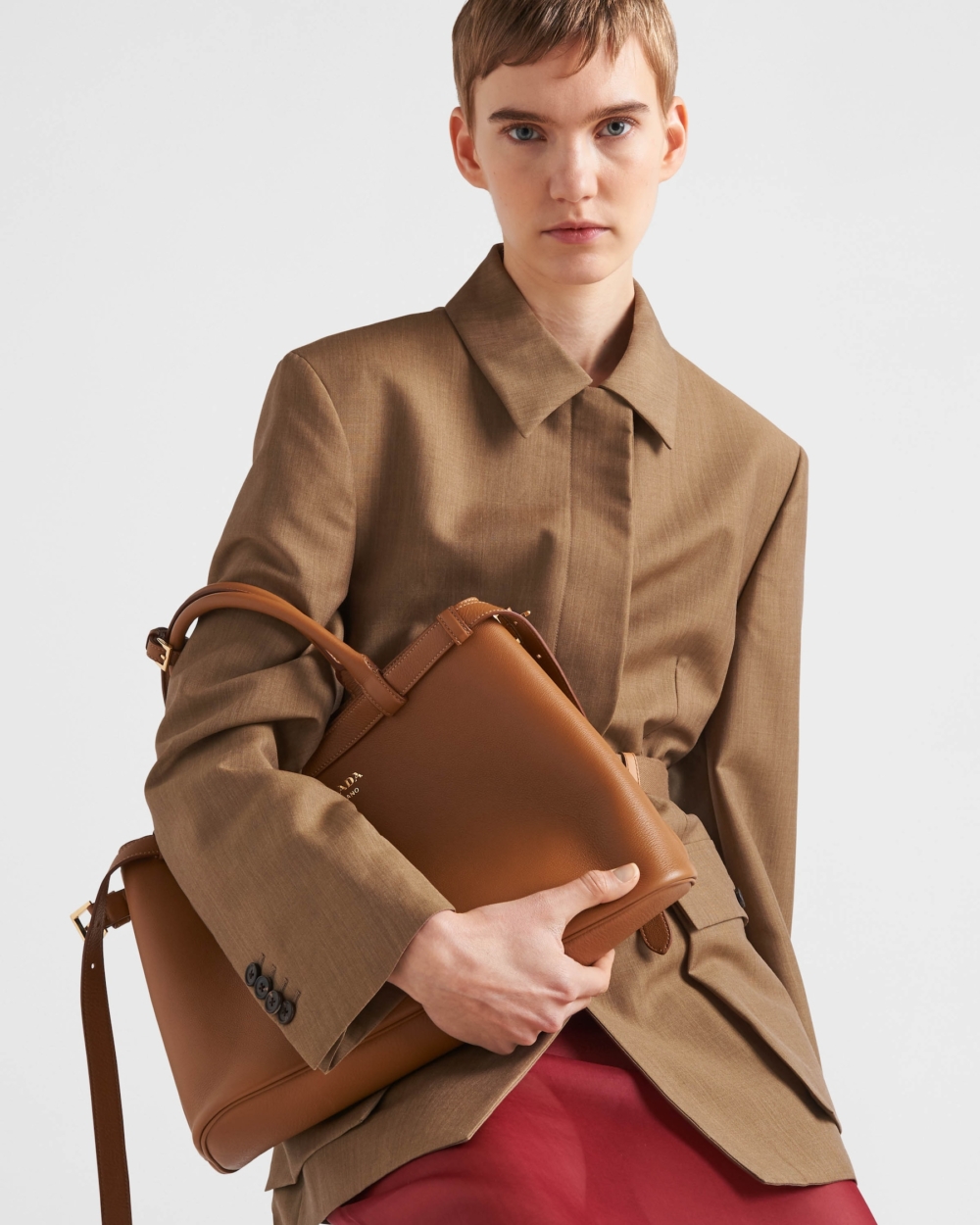 模特兒詮釋Prada Buckle Medium Leather Handbag With Belt。