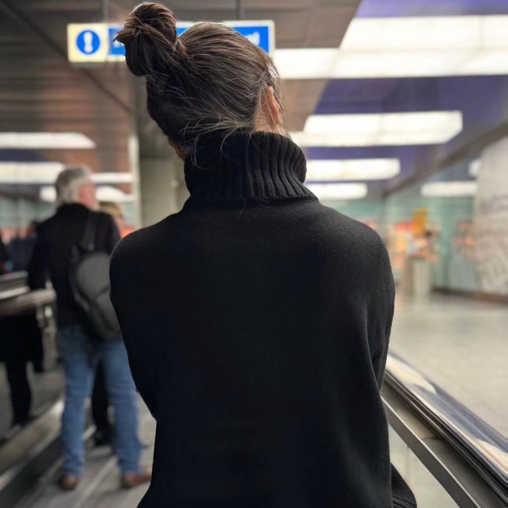 湯唯曬出穿上了IU給的黑色高領毛衣背影照