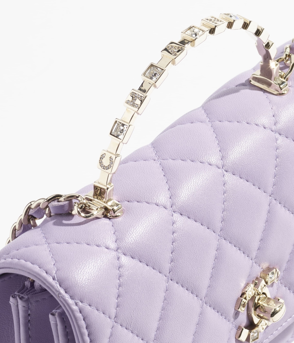 手提把及金屬交織鍊條的設計。