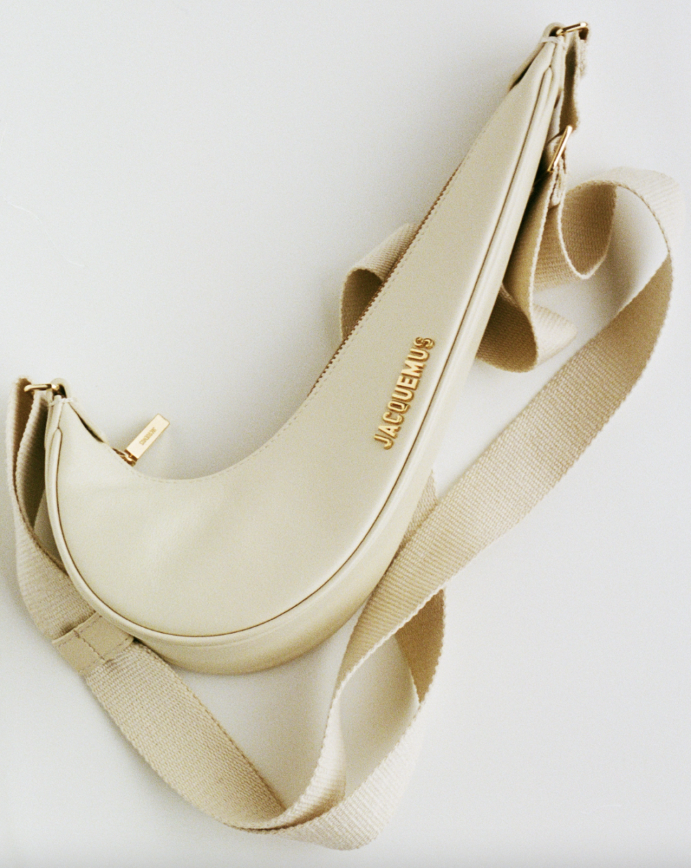 將兩個品牌的標誌融合在一起。