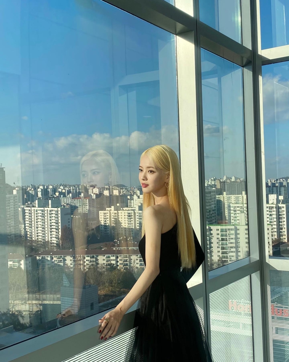 韓劇《那年,我們的夏天》中,盧正義飾演頂級偶像「NJ」