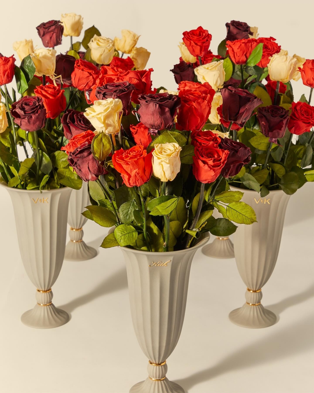 配以刻上品牌標誌字樣的別緻花瓶